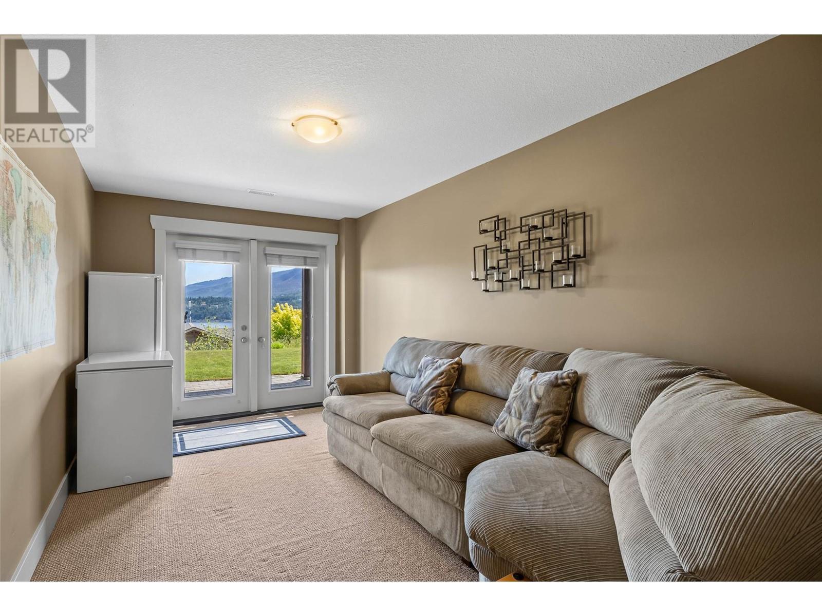 2633 Squilax Anglemont Road Unit# 198, Lee Creek, BC - Indoor Photo Showing Living Room