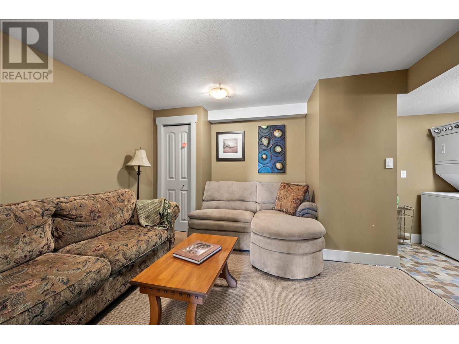 2633 Squilax Anglemont Road Unit# 198, Lee Creek, BC - Indoor Photo Showing Living Room