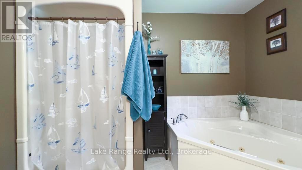 201 Shadywood Crescent, Huron-Kinloss, ON - Indoor Photo Showing Bathroom