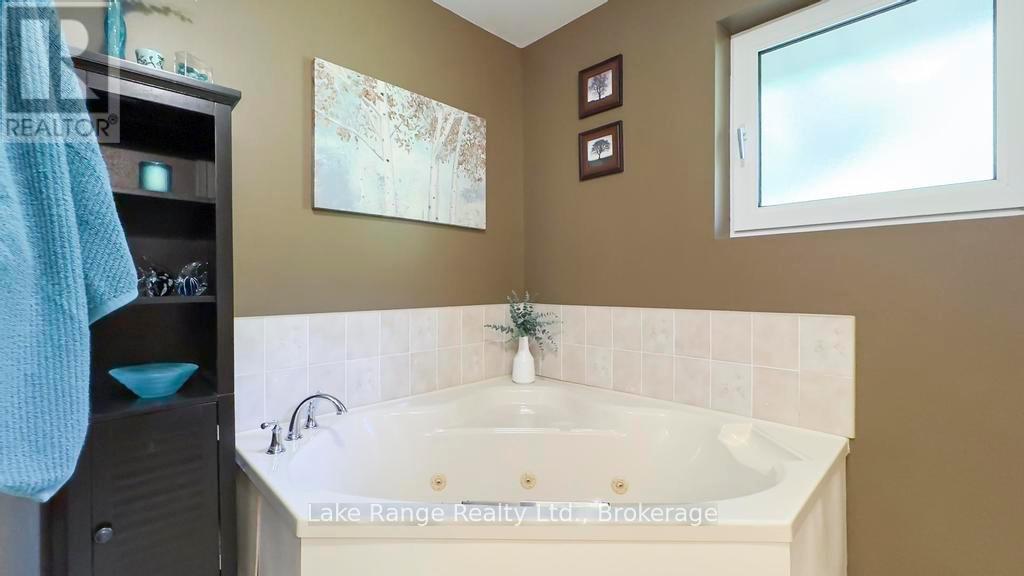 201 Shadywood Crescent, Huron-Kinloss, ON - Indoor Photo Showing Bathroom