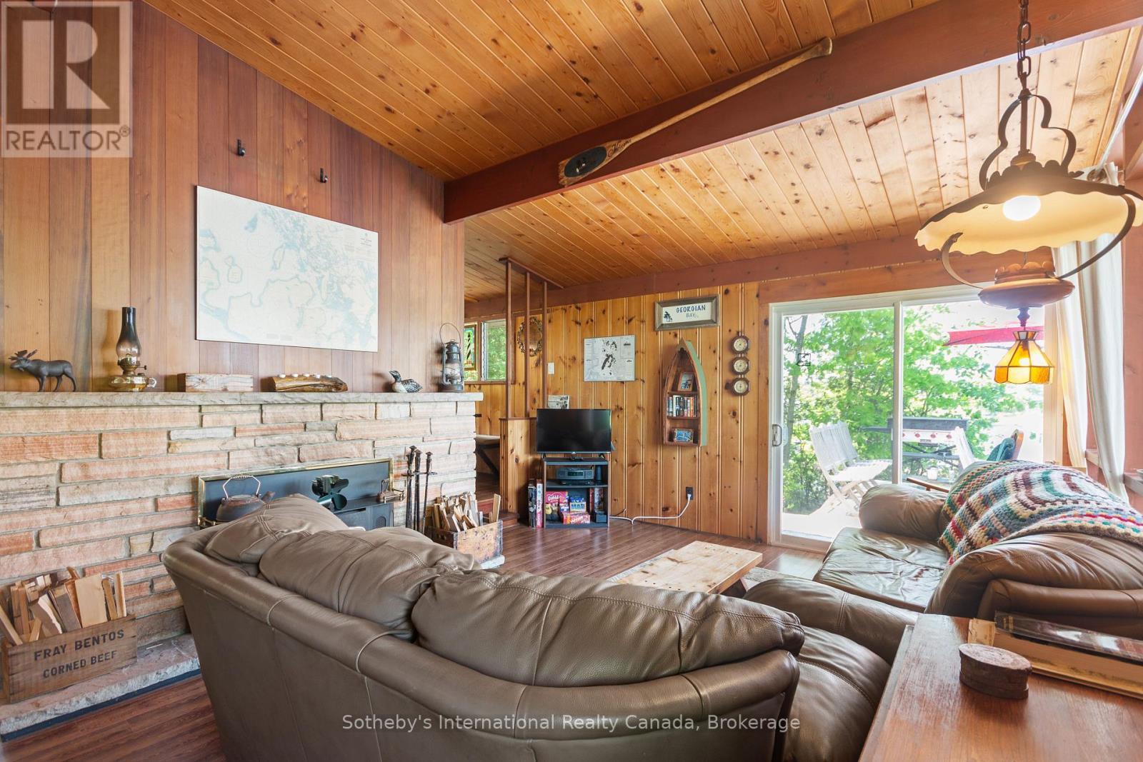5096 Island 865, Georgian Bay (Baxter), ON - Indoor Photo Showing Living Room With Fireplace