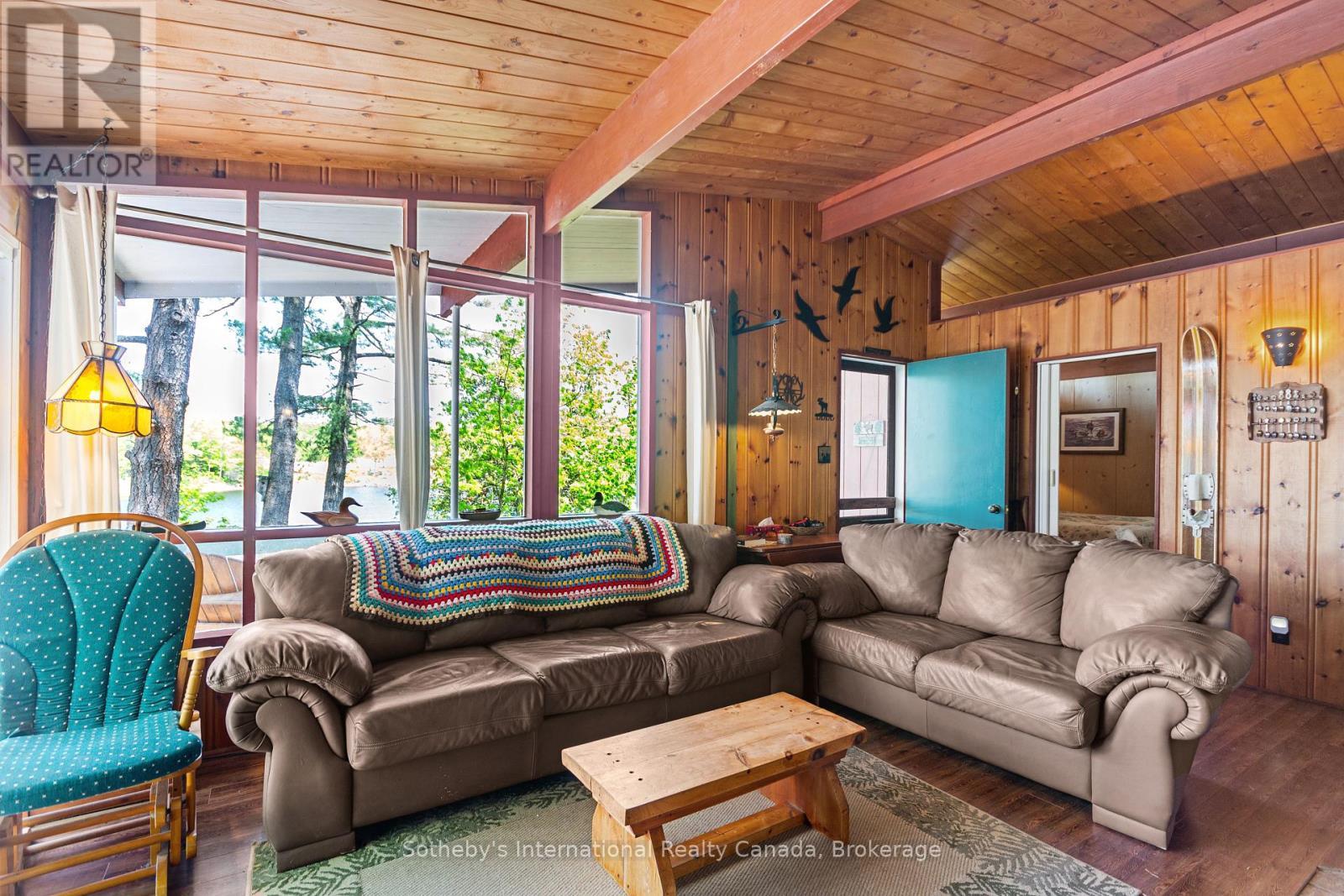 5096 Island 865, Georgian Bay (Baxter), ON - Indoor Photo Showing Living Room