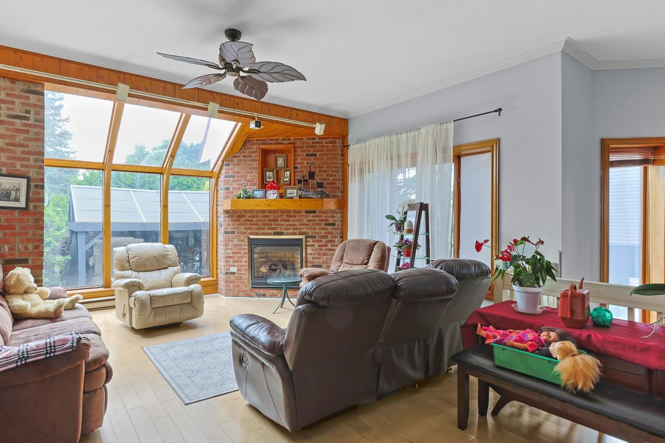 Solarium/Sunroom - 857 - 859 Rue St-Clément, Mercier, QC - Indoor Photo Showing Living Room With Fireplace