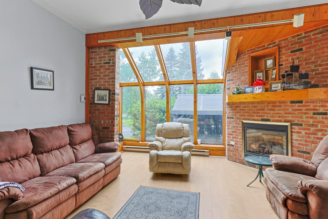 Solarium/Sunroom - 857 - 859 Rue St-Clément, Mercier, QC - Indoor Photo Showing Living Room With Fireplace