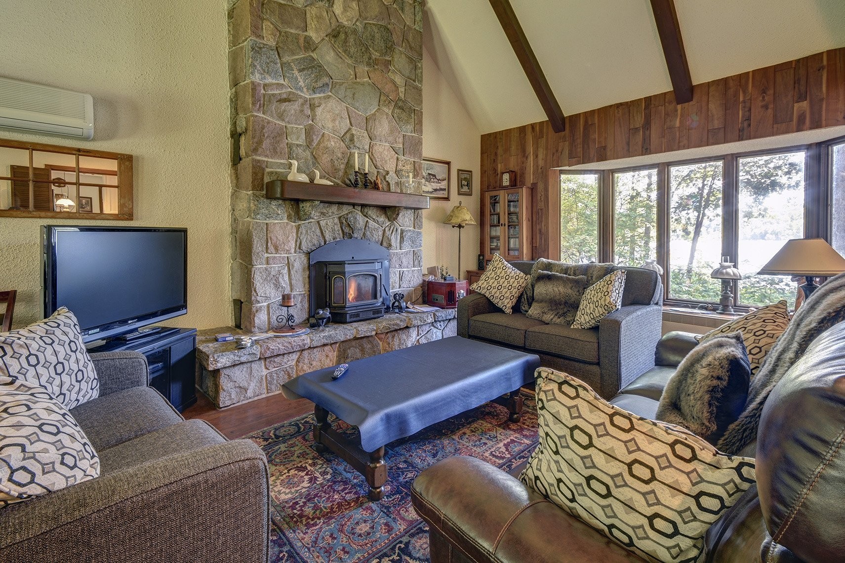 Salon - 289 Ch. Bréard, Mont-Tremblant, QC - Indoor Photo Showing Living Room With Fireplace