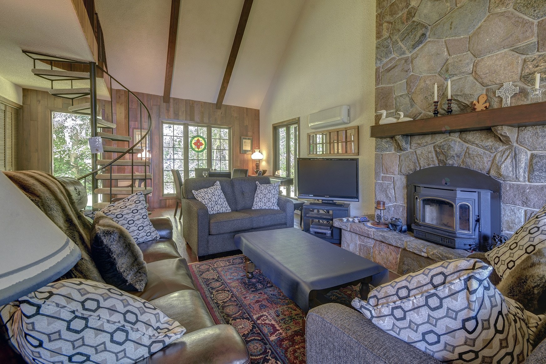 Salon - 289 Ch. Bréard, Mont-Tremblant, QC - Indoor Photo Showing Living Room With Fireplace