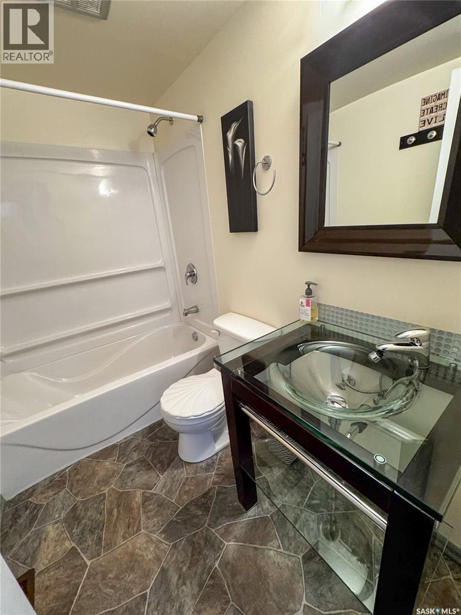 520 Bray Street E, Swift Current, SK - Indoor Photo Showing Bathroom
