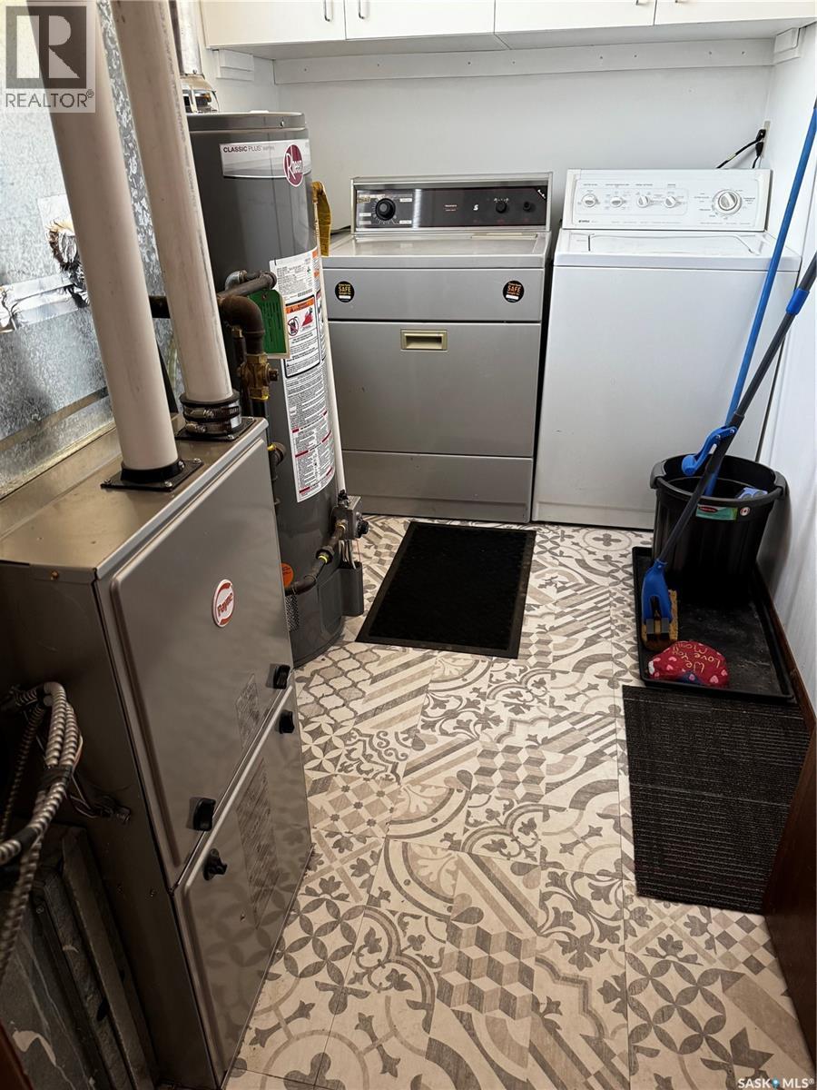 520 Bray Street E, Swift Current, SK - Indoor Photo Showing Laundry Room