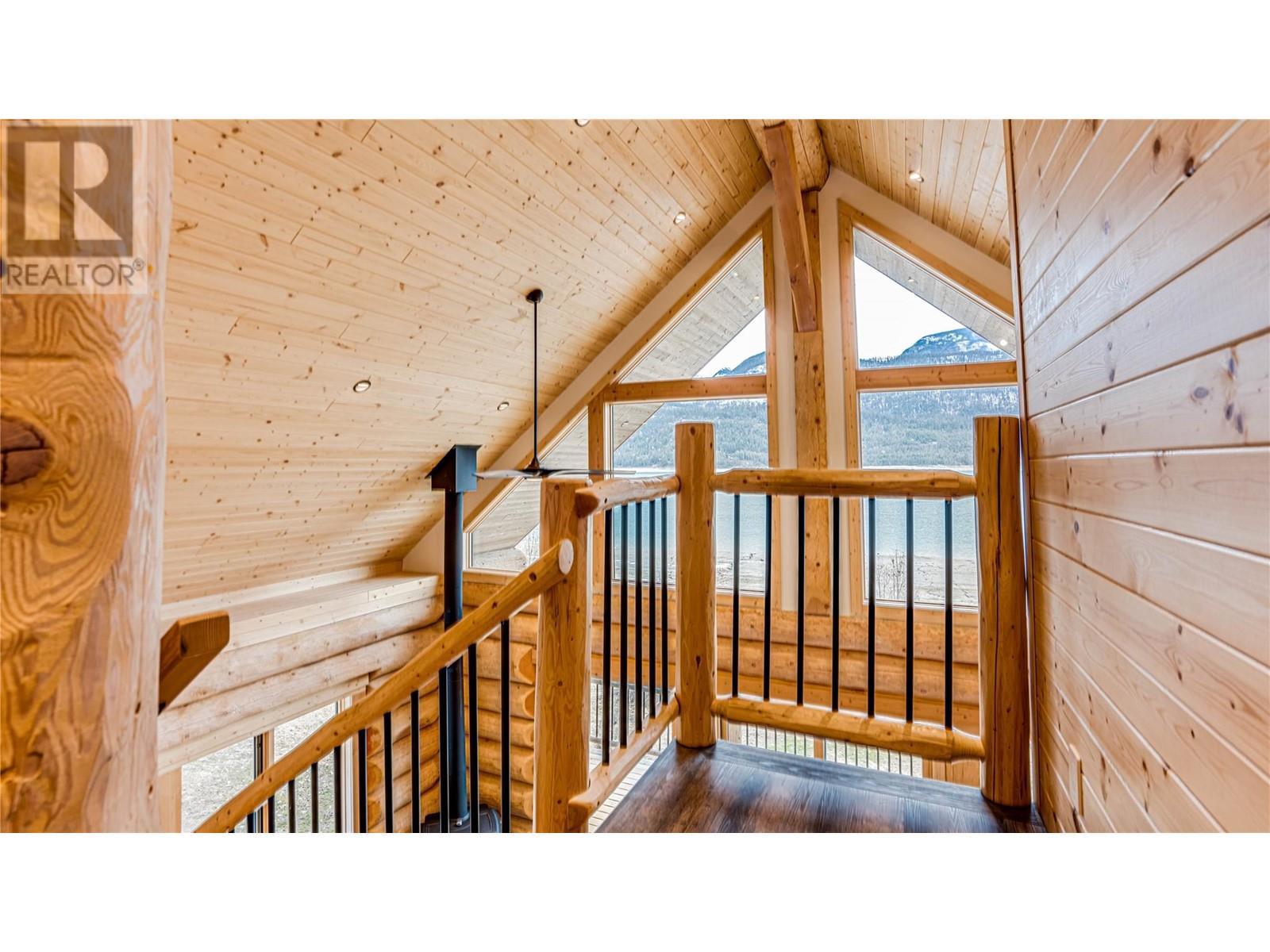 682 Lower Inonoaklin Road, Edgewood, BC - Indoor Photo Showing Other Room