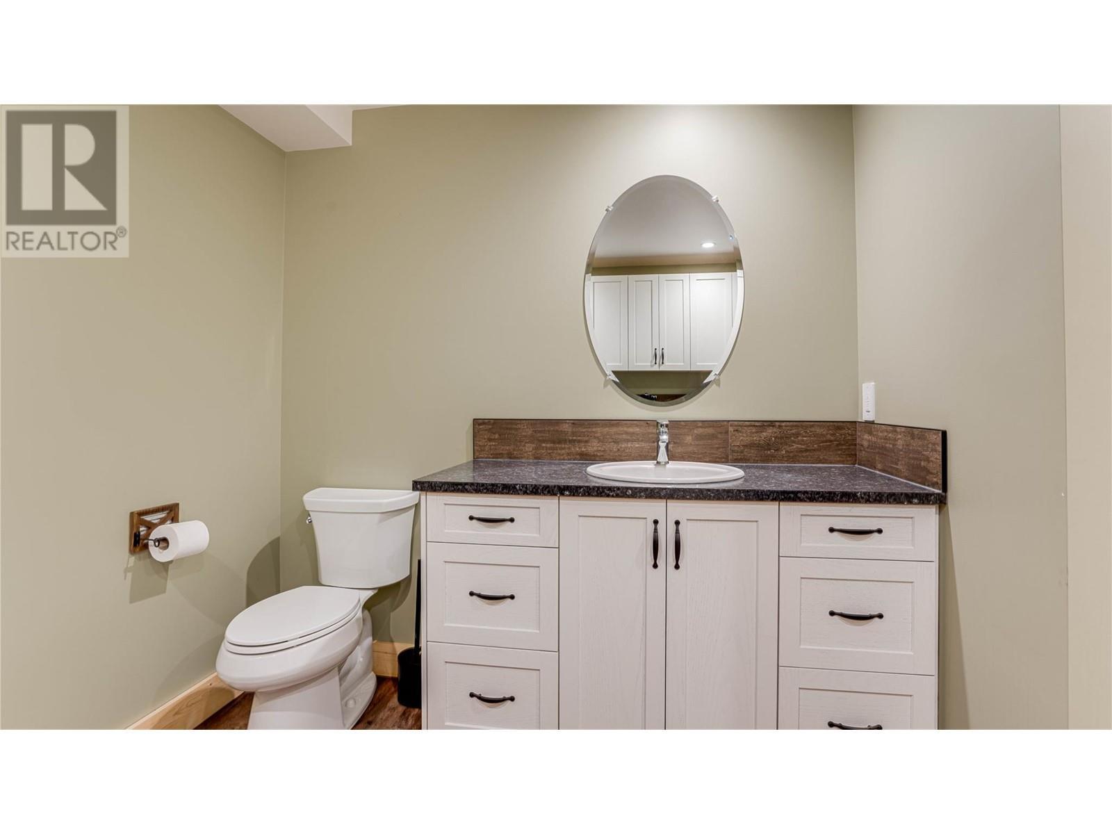 682 Lower Inonoaklin Road, Edgewood, BC - Indoor Photo Showing Bathroom