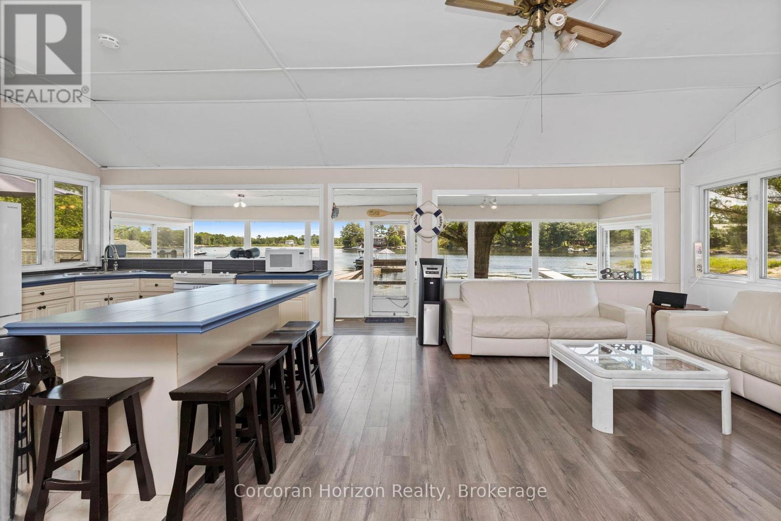 68 Wolverine Beach Rd, Georgian Bay (Baxter), ON - Indoor Photo Showing Living Room