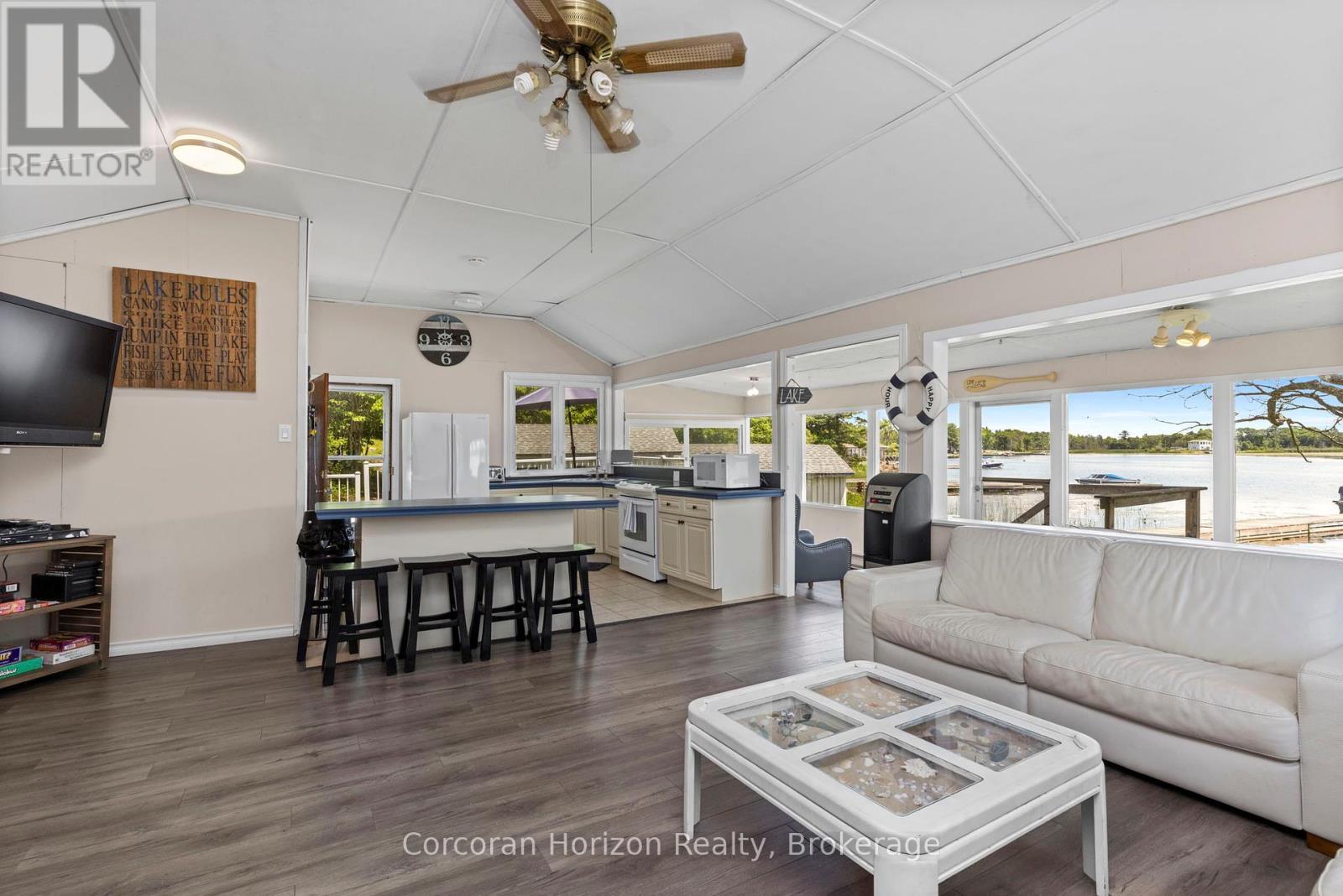 68 Wolverine Beach Rd, Georgian Bay (Baxter), ON - Indoor Photo Showing Living Room