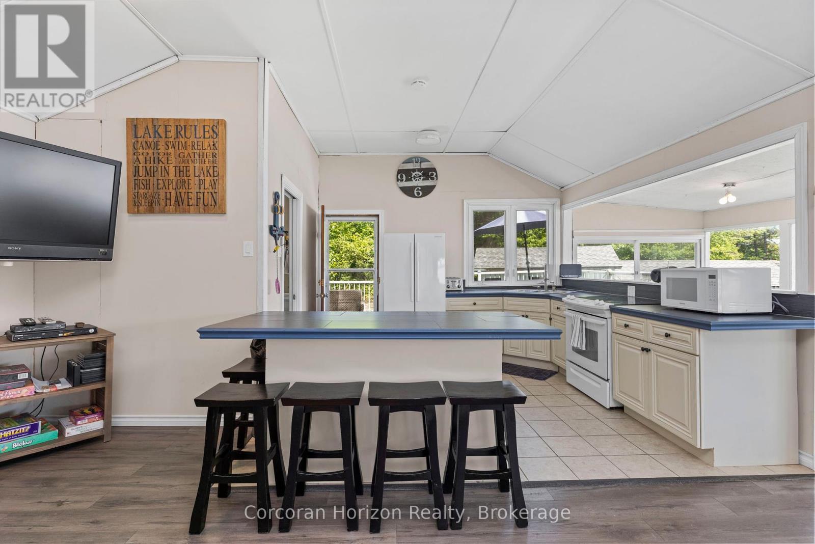 68 Wolverine Beach Rd, Georgian Bay (Baxter), ON - Indoor Photo Showing Kitchen