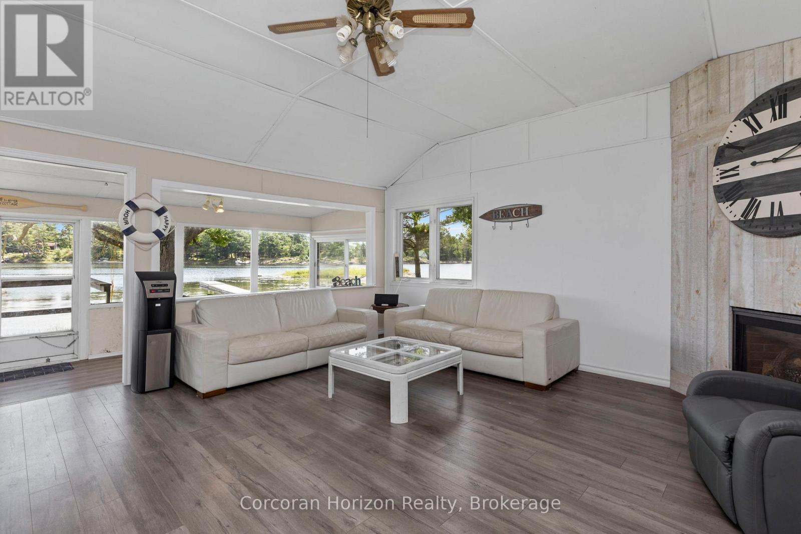 68 Wolverine Beach Rd, Georgian Bay (Baxter), ON - Indoor Photo Showing Living Room
