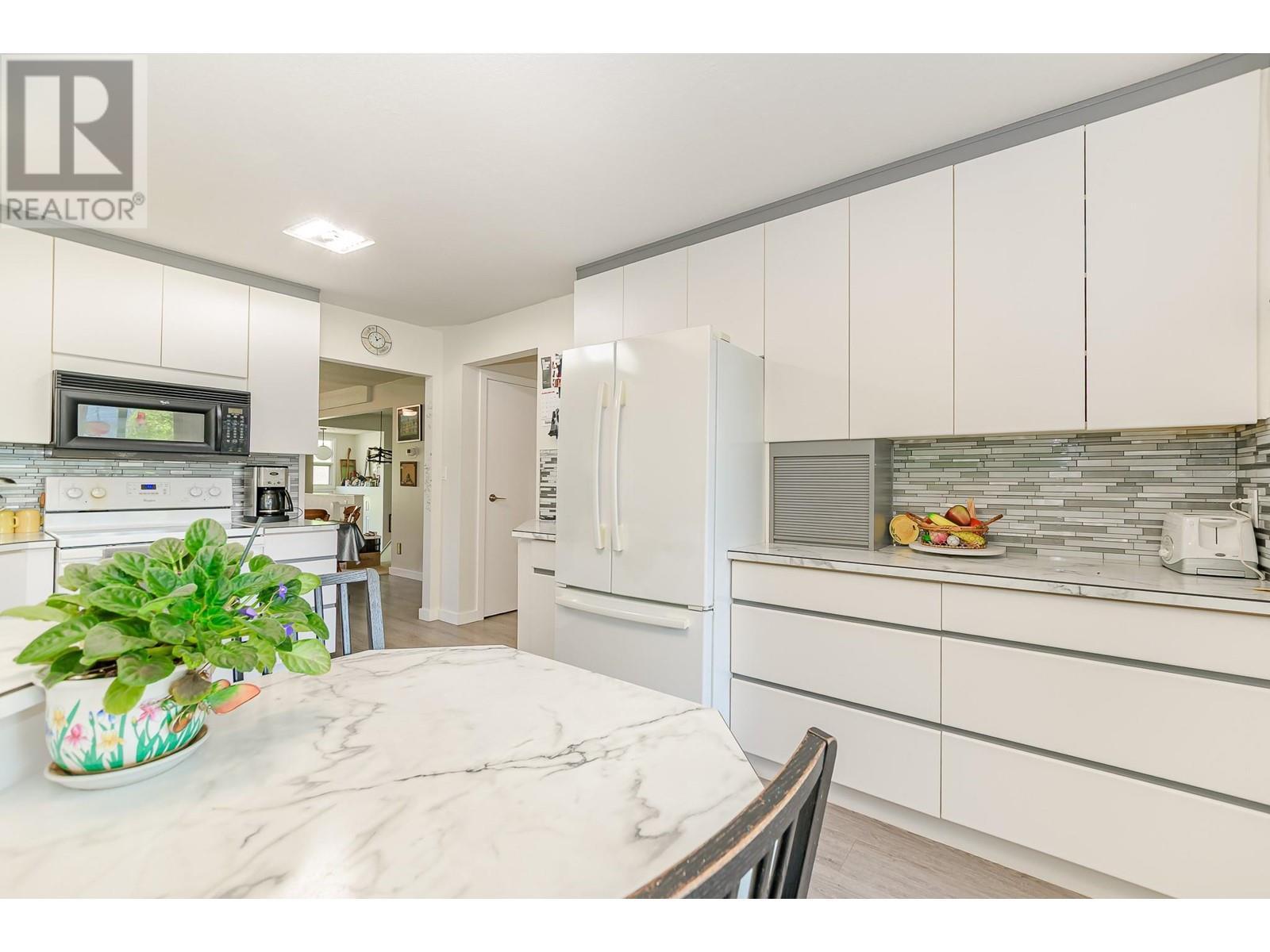 6601 97A Highway, Enderby, BC - Indoor Photo Showing Kitchen