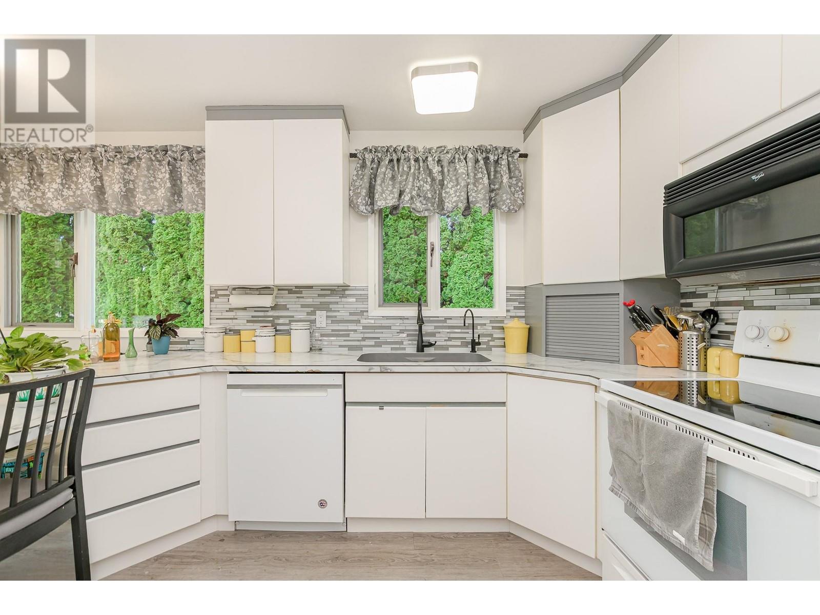 6601 97A Highway, Enderby, BC - Indoor Photo Showing Kitchen