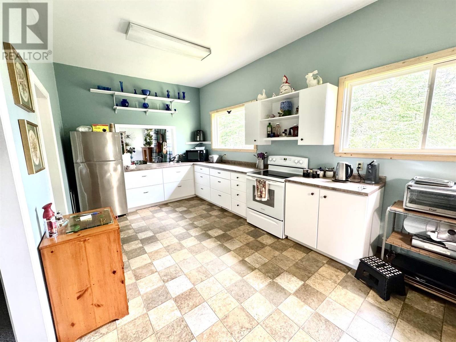 323 Hardy Ave, Wawa, ON - Indoor Photo Showing Kitchen
