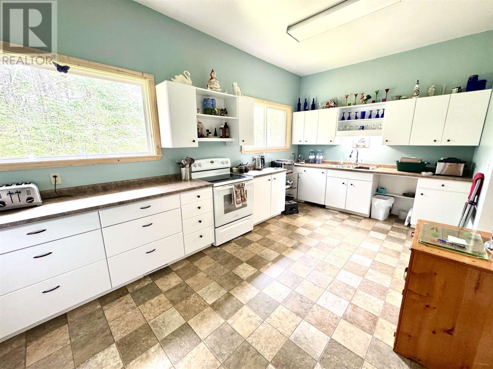 323 Hardy Ave, Wawa, ON - Indoor Photo Showing Kitchen