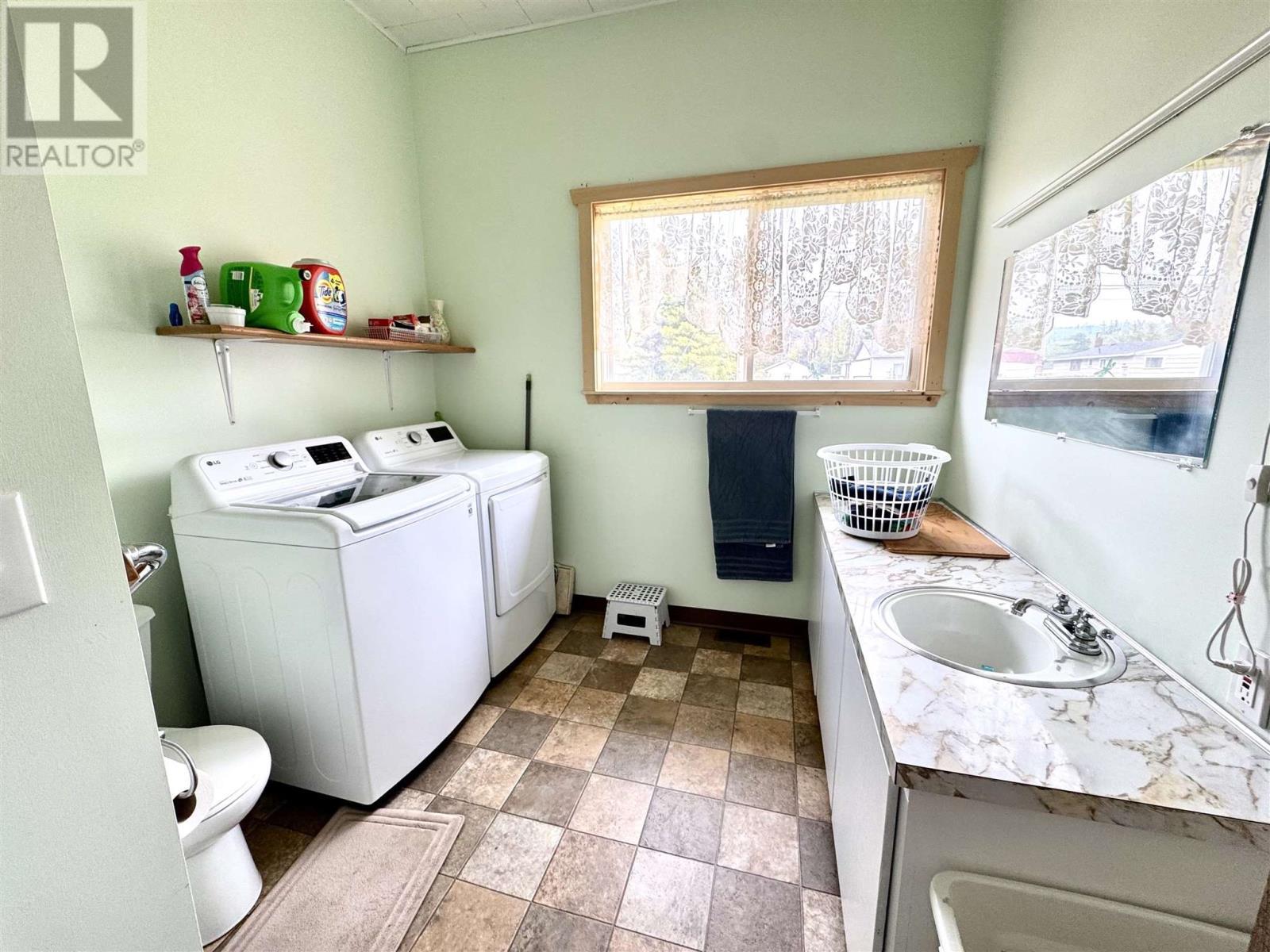 323 Hardy Ave, Wawa, ON - Indoor Photo Showing Laundry Room