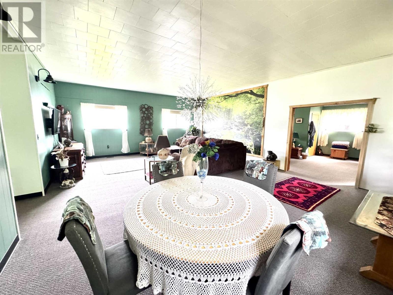 323 Hardy Ave, Wawa, ON - Indoor