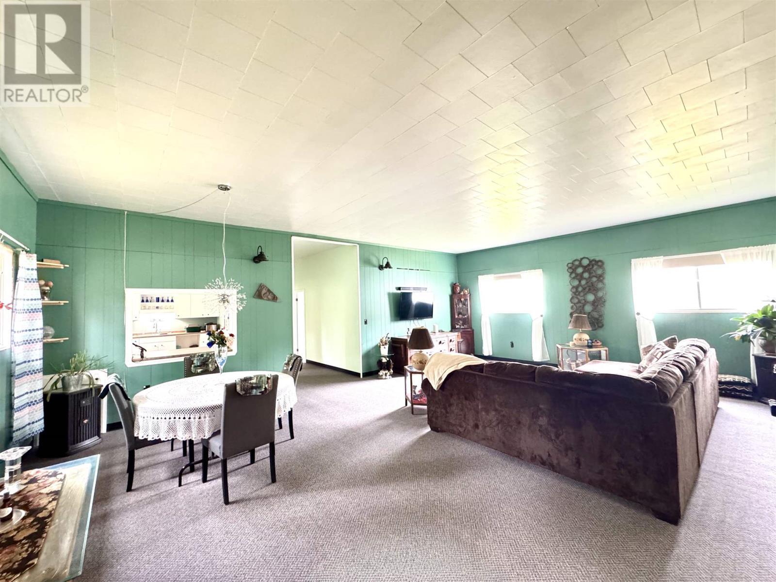 323 Hardy Ave, Wawa, ON - Indoor