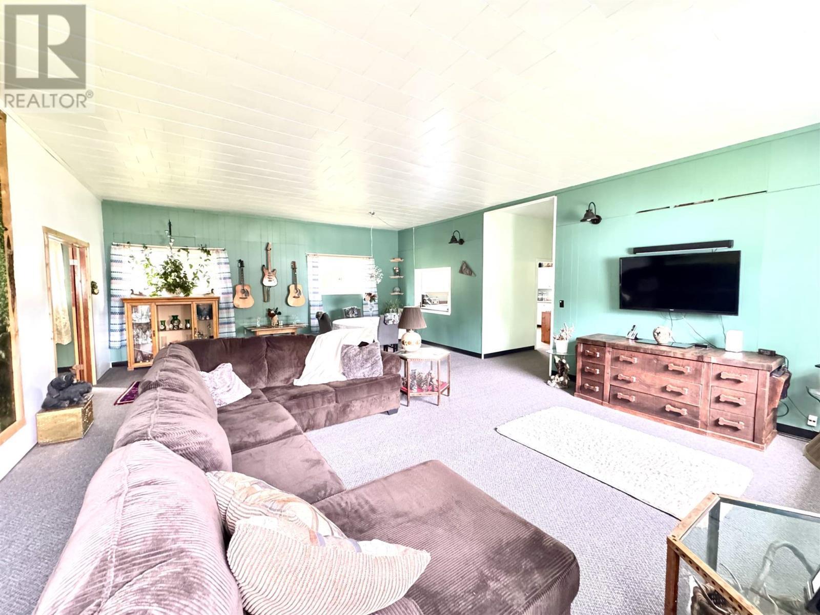 323 Hardy Ave, Wawa, ON - Indoor Photo Showing Living Room