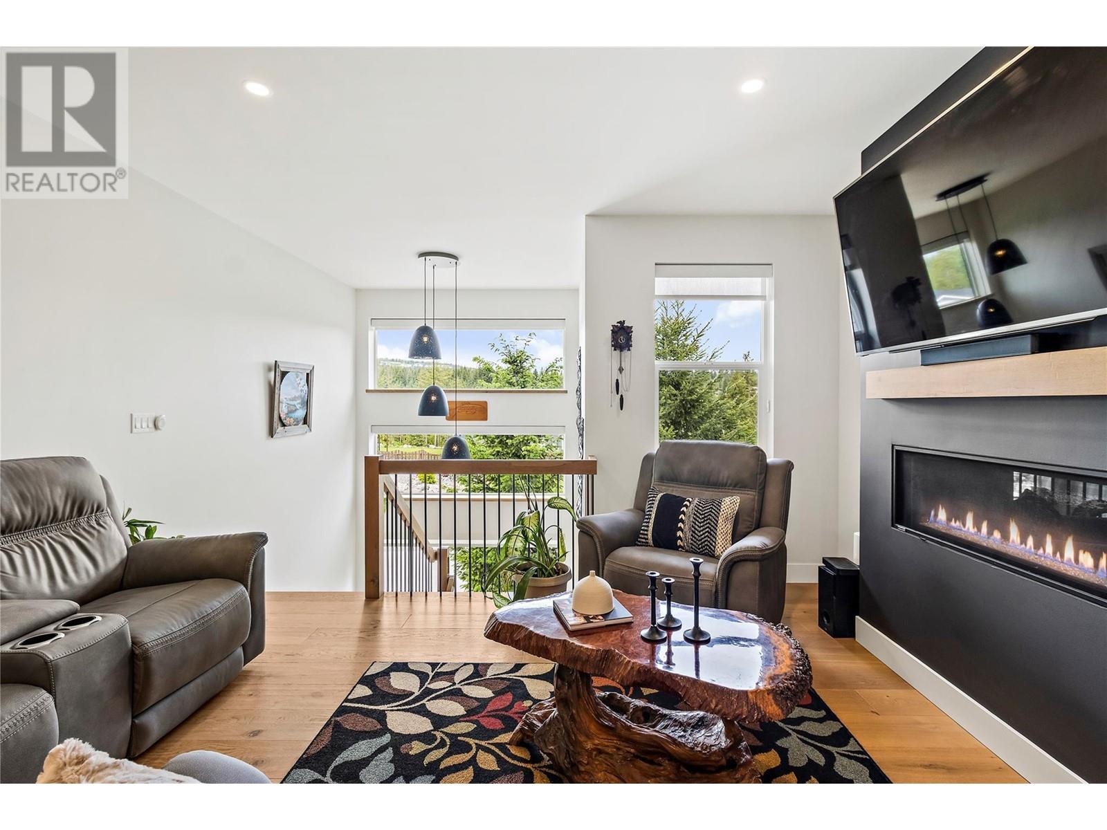 2884 Golf Course Drive, Blind Bay, BC - Indoor Photo Showing Living Room With Fireplace