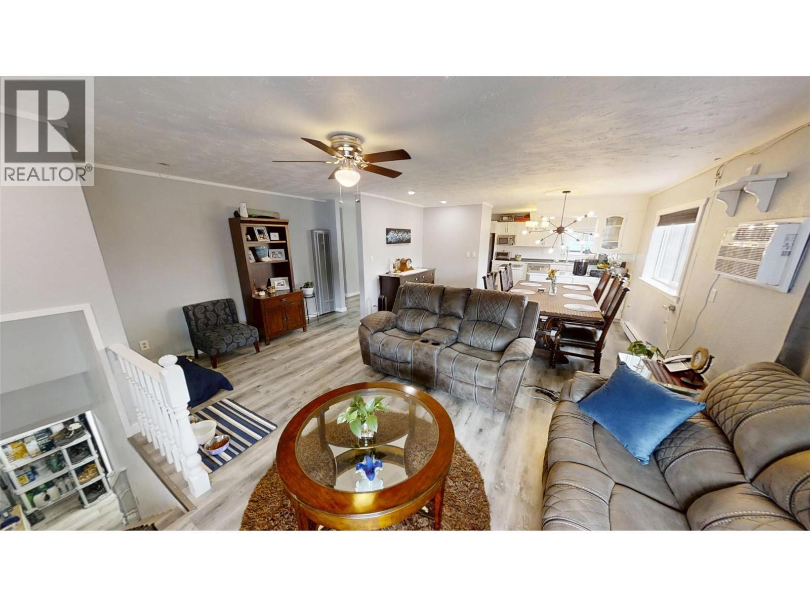 Living owners house - 5000 Highway 93 Highway, Radium Hot Springs, BC