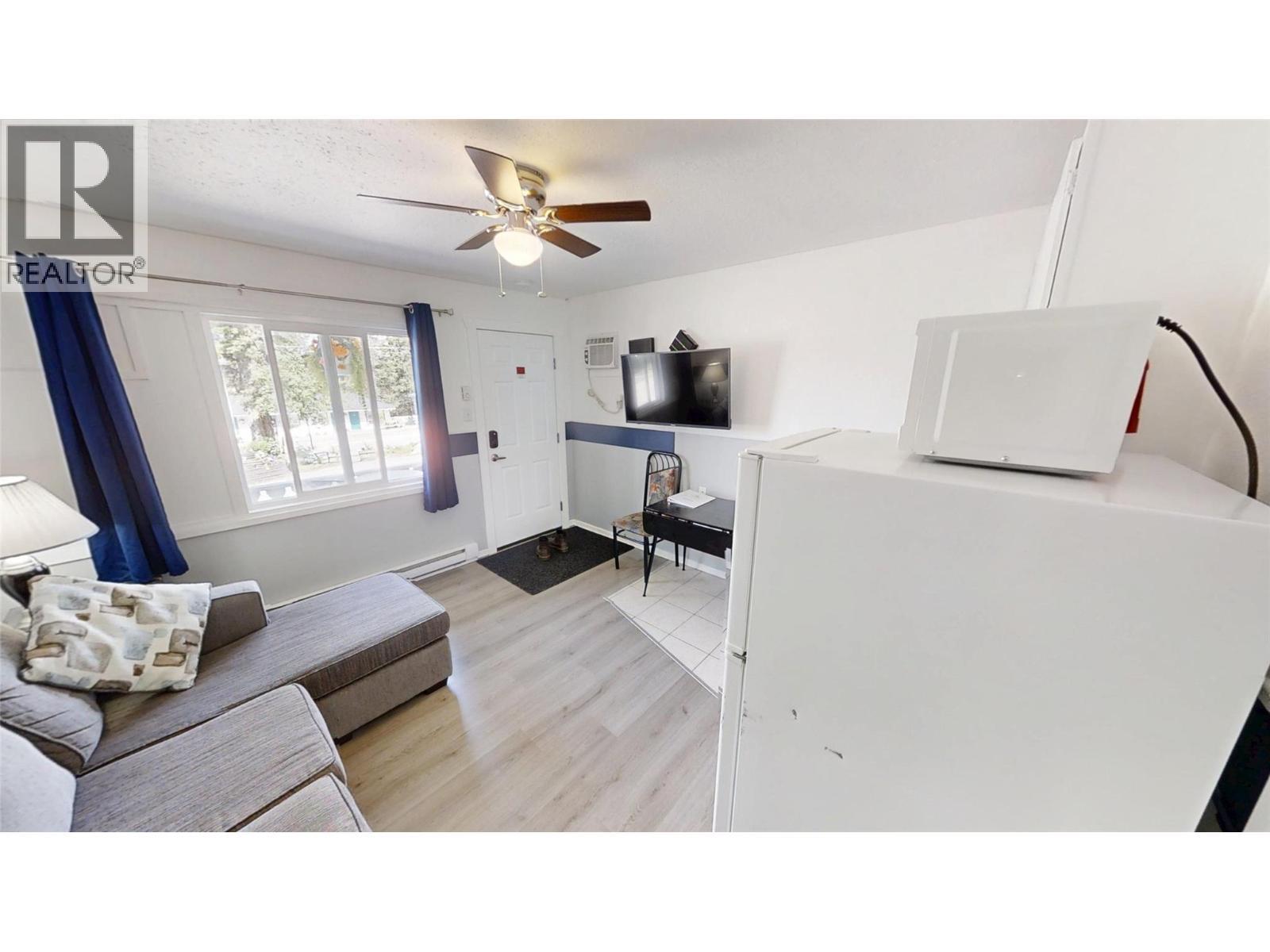 Deluxe Room - 5000 Highway 93 Highway, Radium Hot Springs, BC