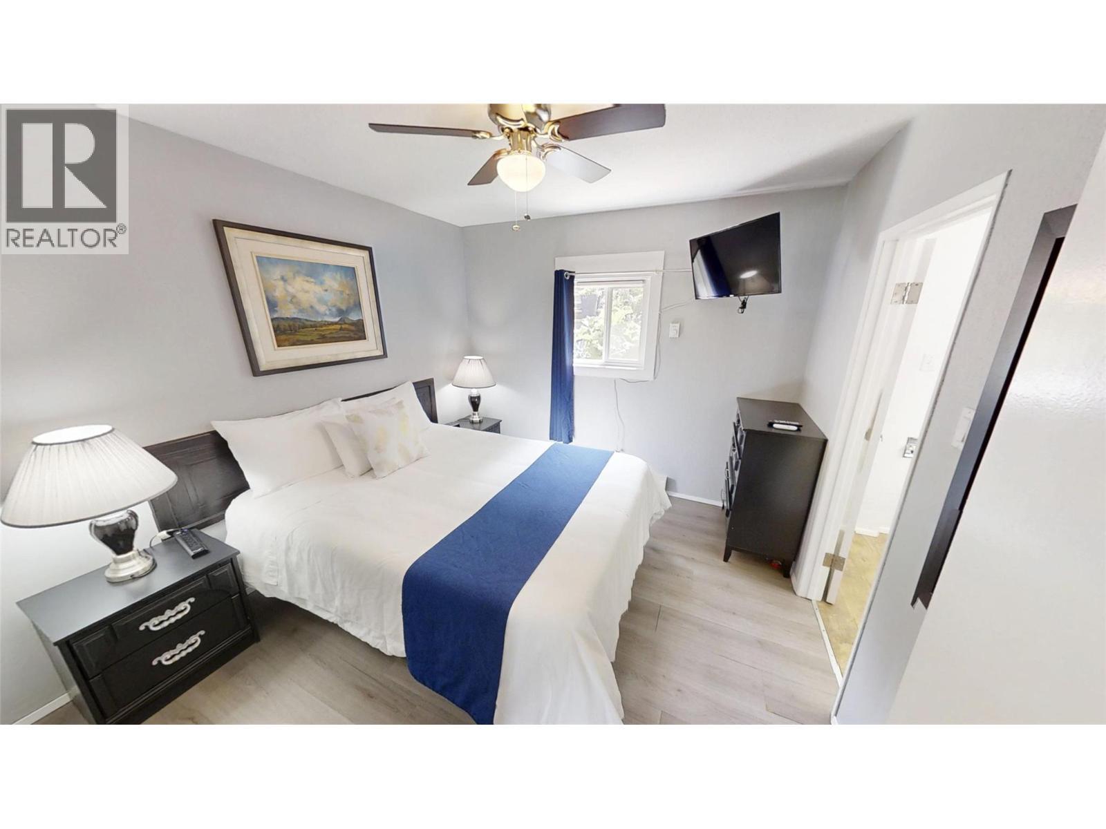 Deluxe Room Bedroom - 5000 Highway 93 Highway, Radium Hot Springs, BC