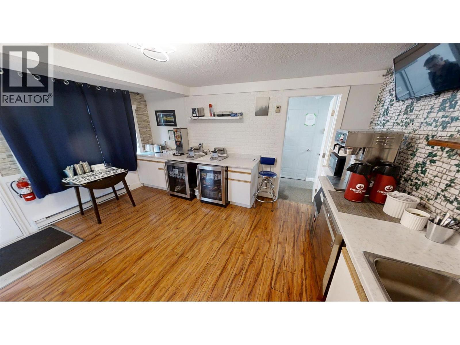 Guest breakfast kitchen. - 5000 Highway 93 Highway, Radium Hot Springs, BC