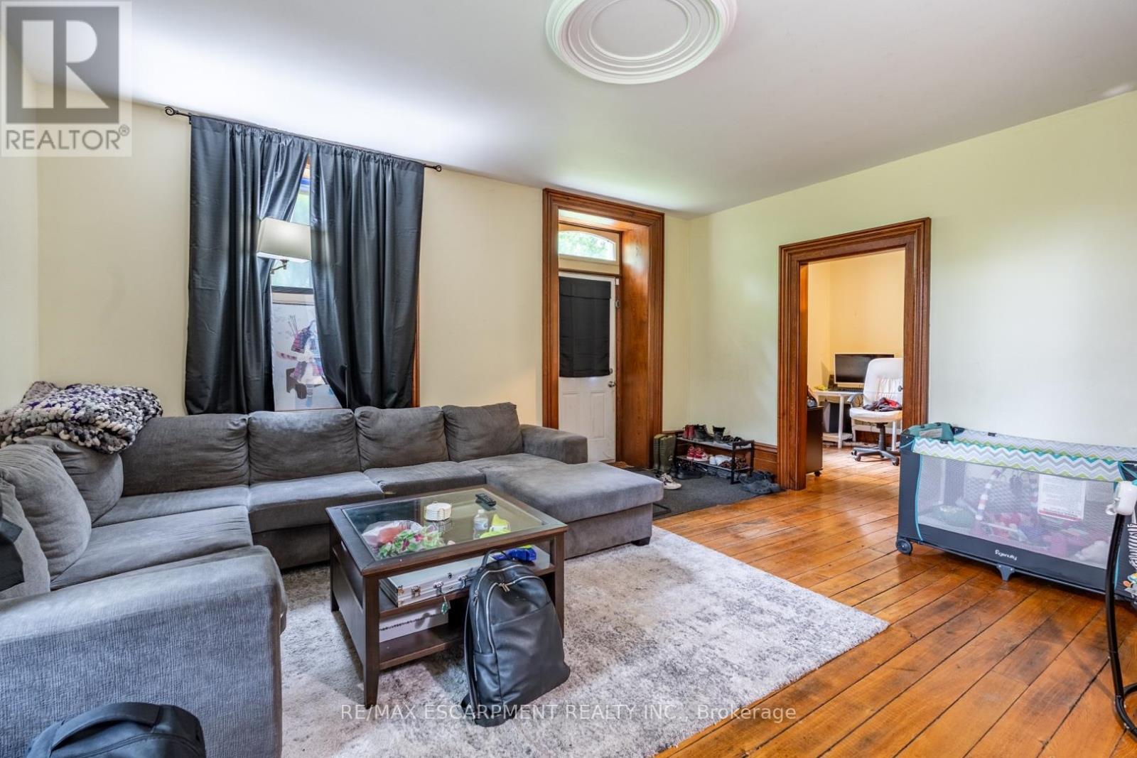 1172 8Th Concession Road W, Hamilton, ON - Indoor Photo Showing Living Room
