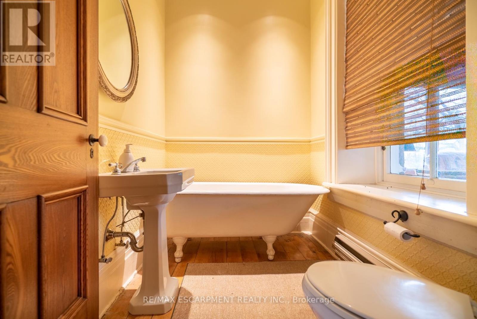 1172 8Th Concession Road W, Hamilton, ON - Indoor Photo Showing Bathroom