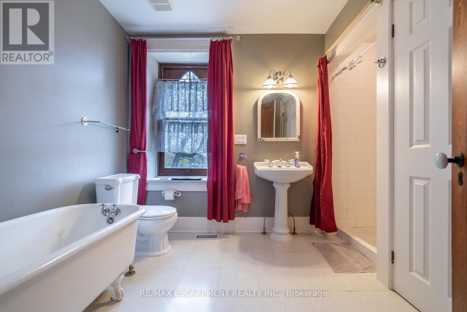 1172 8Th Concession Road W, Hamilton, ON - Indoor Photo Showing Bathroom