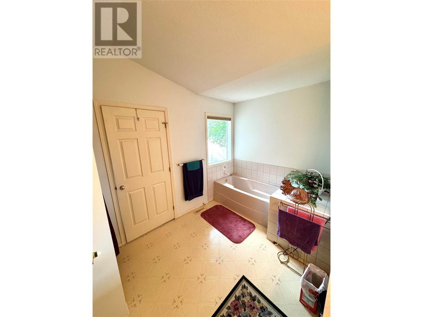 8827 Michael Drive, Coldstream, BC - Indoor Photo Showing Other Room