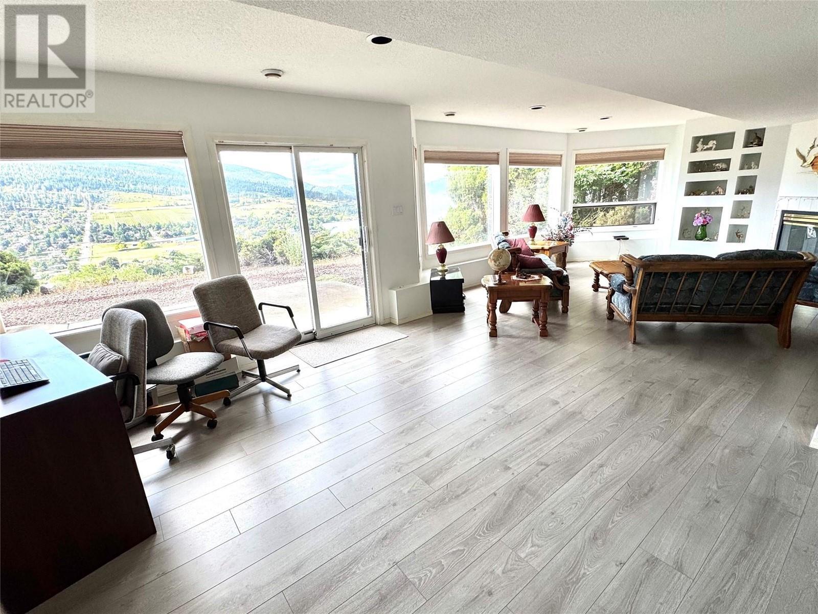 8827 Michael Drive, Coldstream, BC - Indoor Photo Showing Living Room