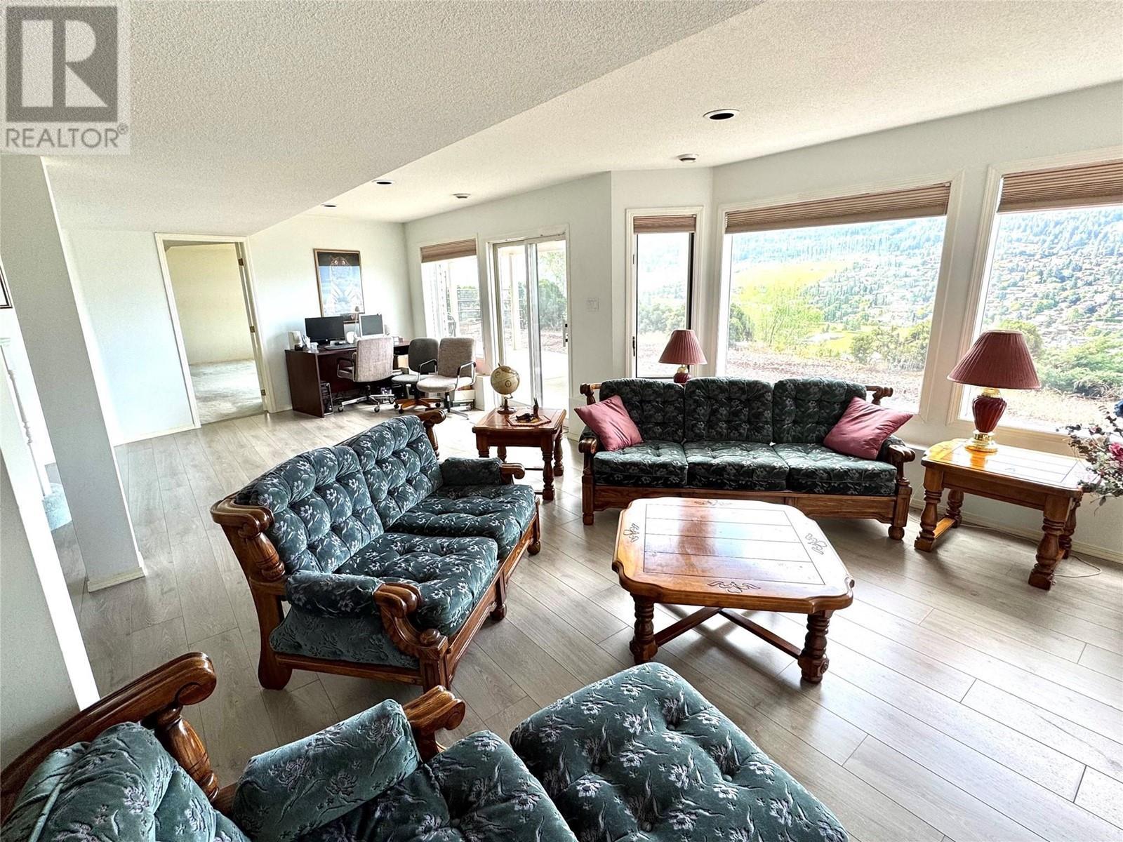 8827 Michael Drive, Coldstream, BC - Indoor Photo Showing Living Room