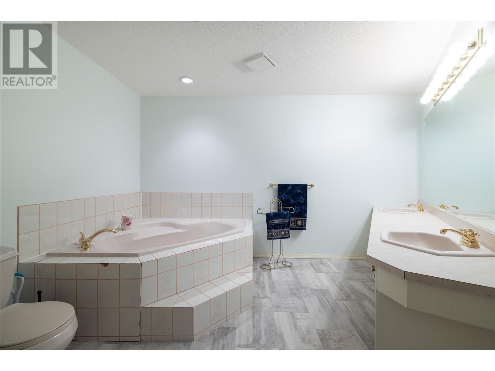 Ensuite #2 - 8827 Michael Drive, Coldstream, BC - Indoor Photo Showing Bathroom