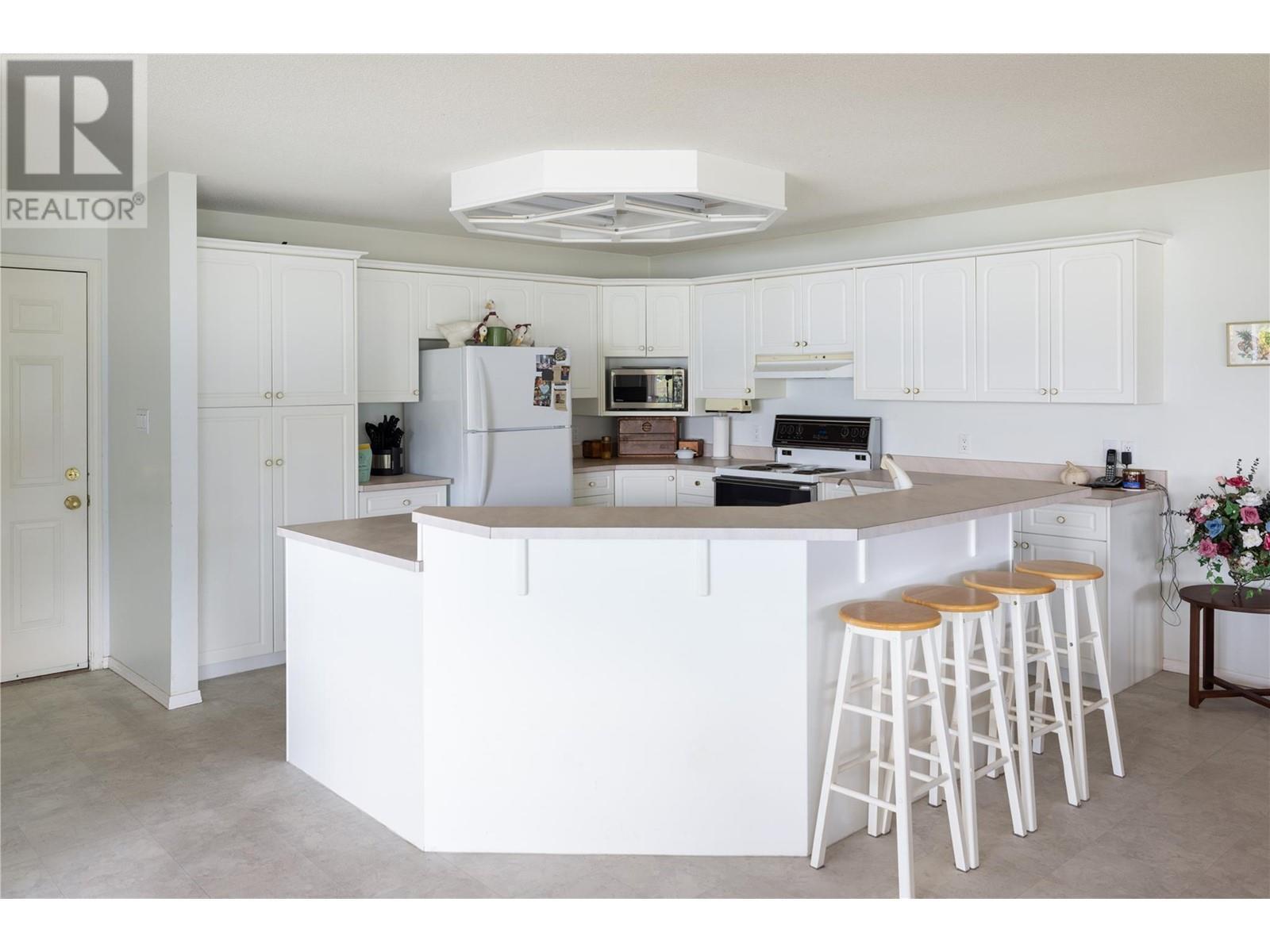 8827 Michael Drive, Coldstream, BC - Indoor Photo Showing Kitchen