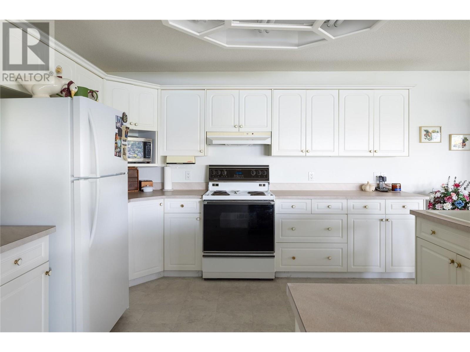 8827 Michael Drive, Coldstream, BC - Indoor Photo Showing Kitchen