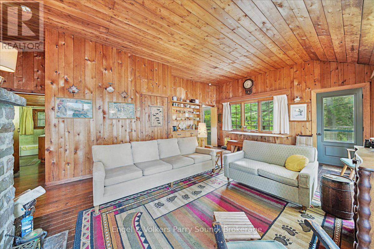 53 Birdwood Lane, Mcdougall, ON - Indoor Photo Showing Living Room