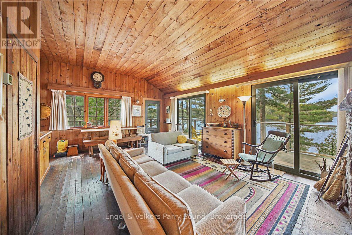 53 Birdwood Lane, Mcdougall, ON - Indoor Photo Showing Living Room