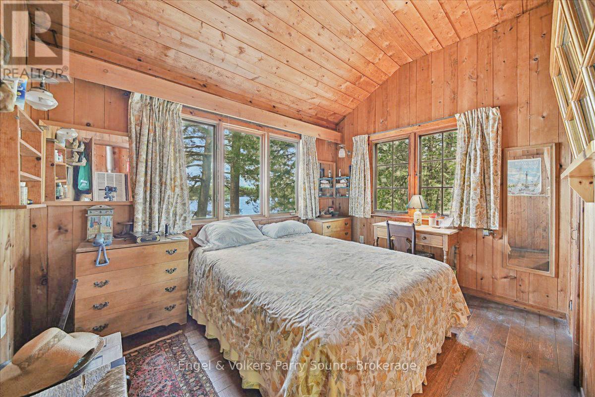 53 Birdwood Lane, Mcdougall, ON - Indoor Photo Showing Bedroom