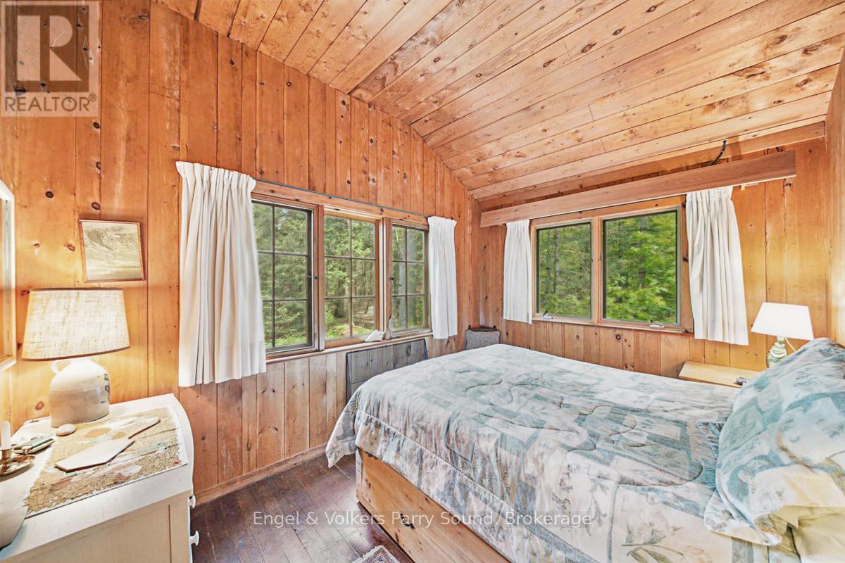 53 Birdwood Lane, Mcdougall, ON - Indoor Photo Showing Bedroom