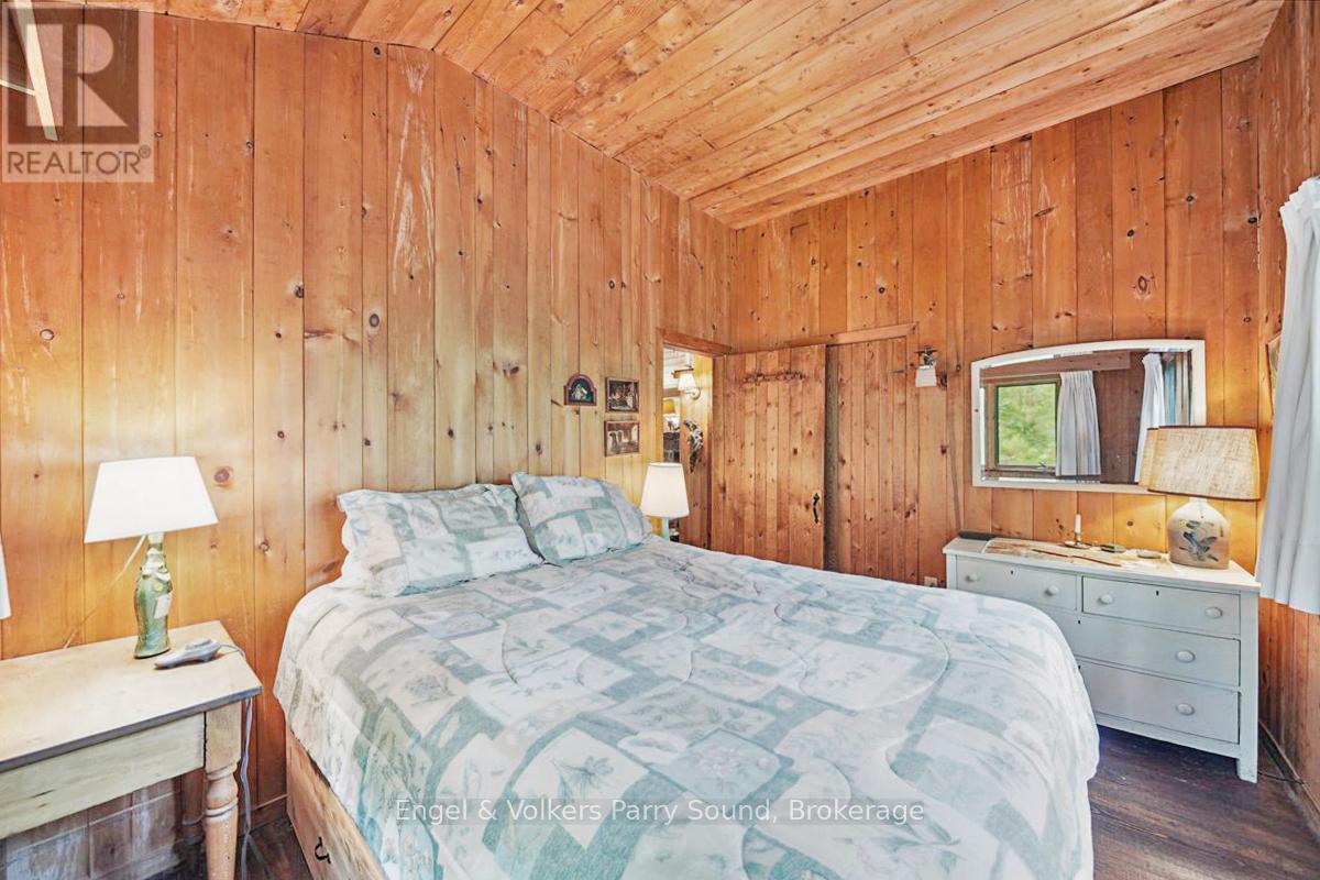 53 Birdwood Lane, Mcdougall, ON - Indoor Photo Showing Bedroom