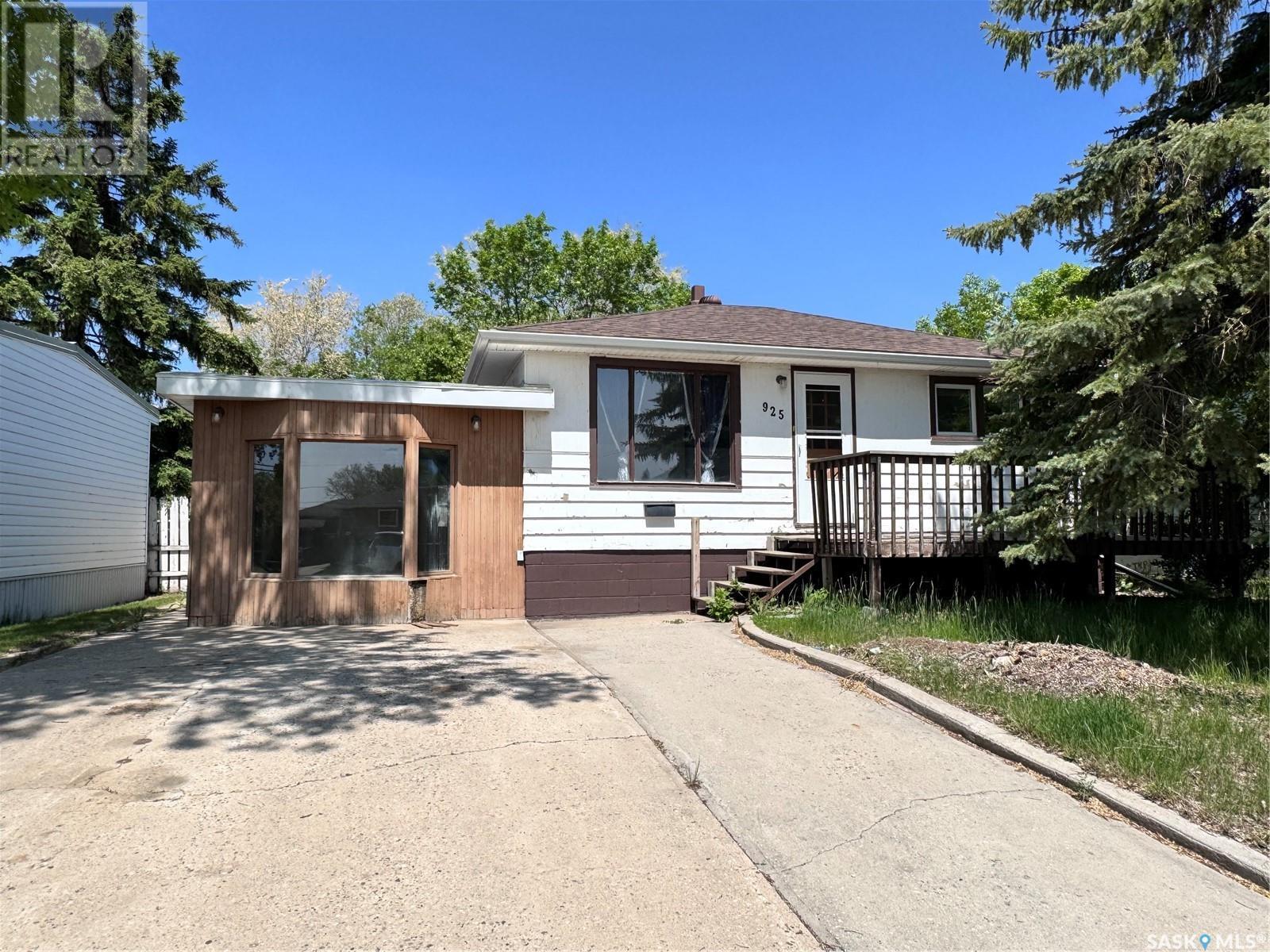 925 Isabelle Street, Estevan, SK - Outdoor