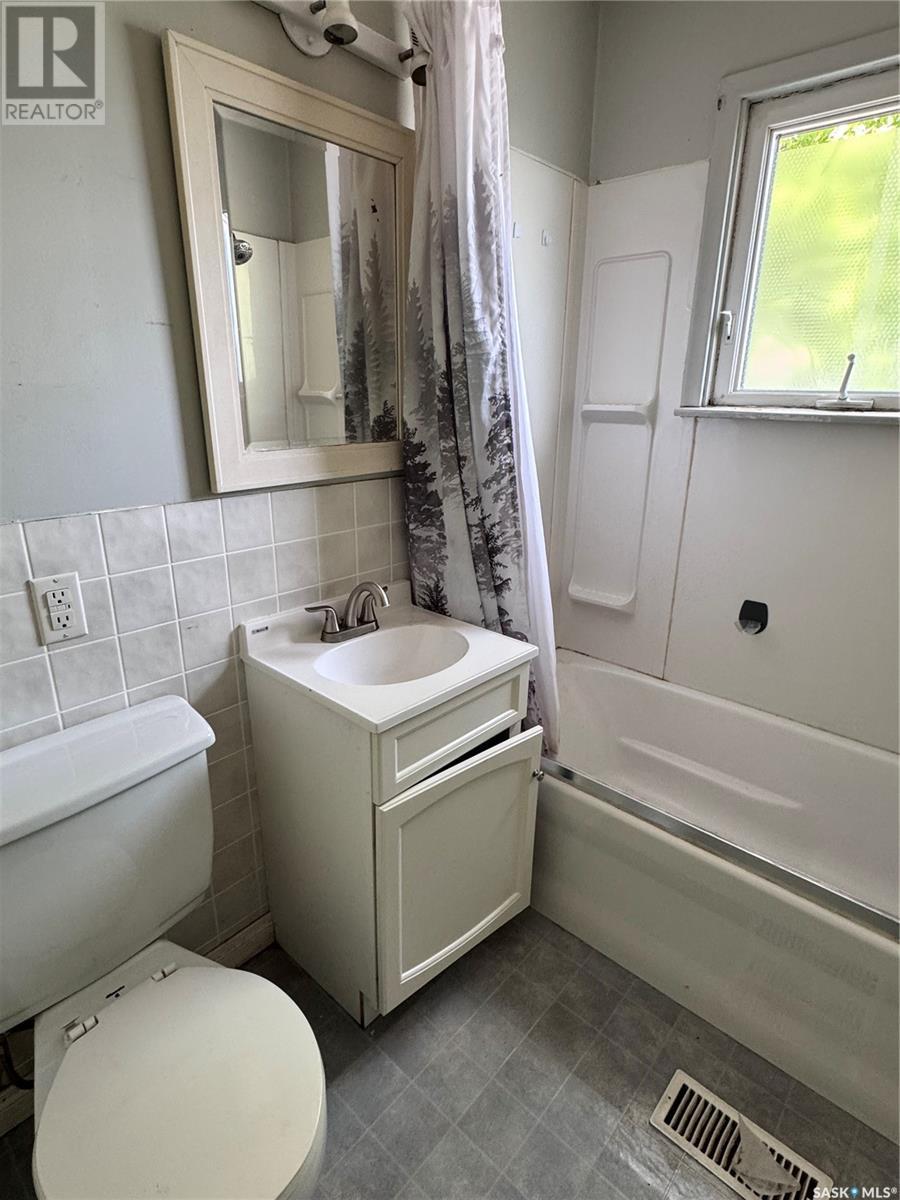 925 Isabelle Street, Estevan, SK - Indoor Photo Showing Bathroom
