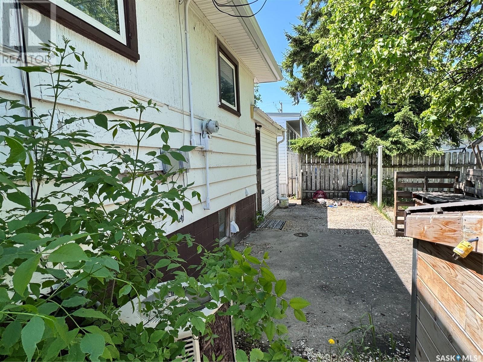 925 Isabelle Street, Estevan, SK - Outdoor