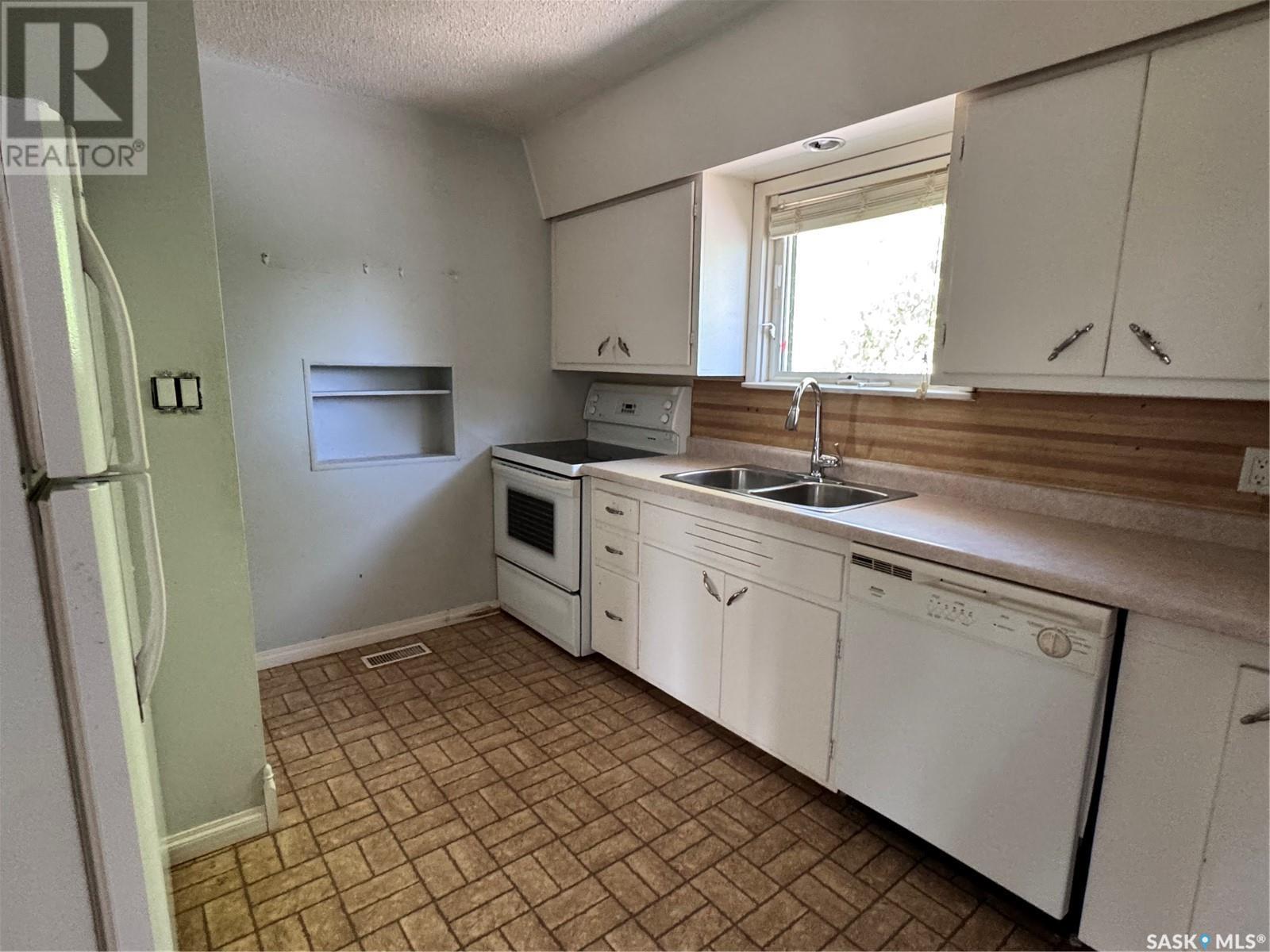 925 Isabelle Street, Estevan, SK - Indoor Photo Showing Kitchen With Double Sink