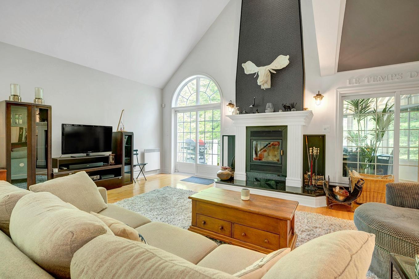 Living room - 33 Rue Du Canard, Sainte-Marguerite-Du-Lac-Masson, QC - Indoor Photo Showing Living Room With Fireplace